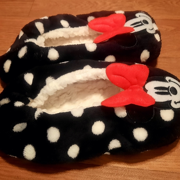 SOLD Minnie Women's 6/7 Bow Gripper Slippers - Picture 5 of 7